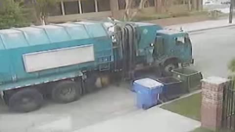 Garbage Truck You Had One Job (720p_30fps_H264-128kbit_AAC)