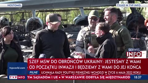 Mariusz Kamiński wręcza polską szablę ukraińskiemu rezunowi