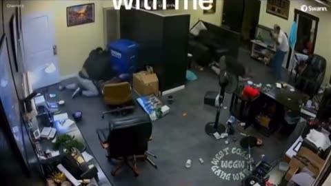 5 men attempt to rob jewelry story, 2 killed, 3 arrested, Oakland CA