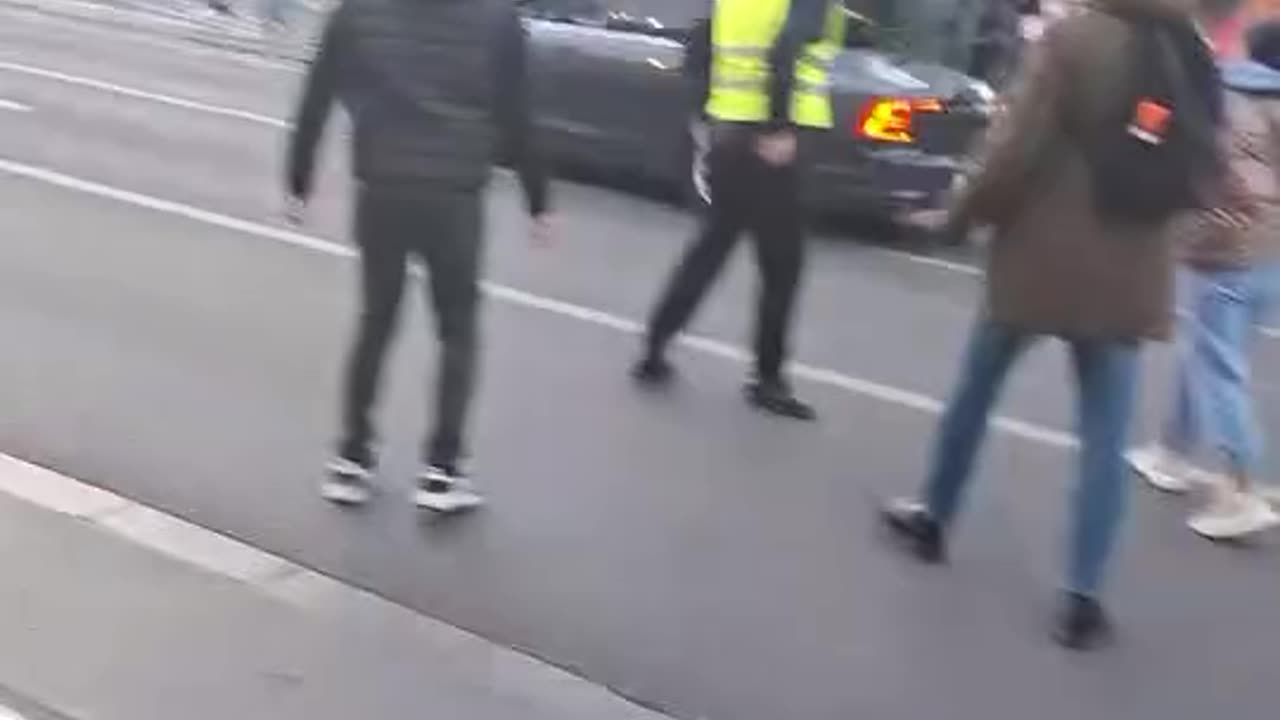 Gaženje autom mirnih protestanata!!!