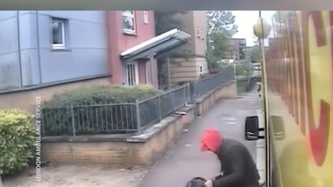 Thief sneaks into ambulance and robs paramedic’s items while they assist patient in emergency