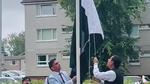 In every city in UK, Pakistani flag is being raised to celebrate Pakistan's independence.