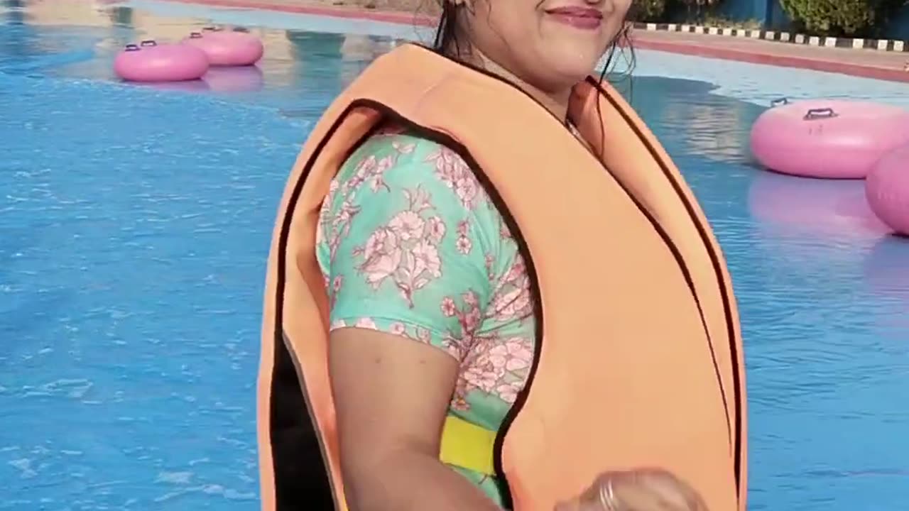 Amazing Flying Kiss of Beautiful Girls.