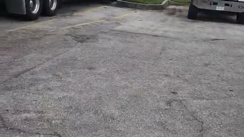 HIS FUEL TANK FELL OFF #ourtruckinglife #trucking #reallifetruckers #truckdriver #atruckerslife