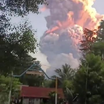 Indonesia's Lewotobi Laki-laki volcano erupts twice in 2 days w/ 6-mile-high ash cloud