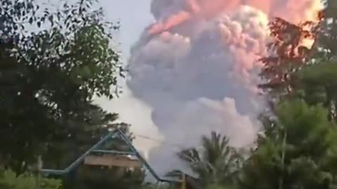 Indonesia's Lewotobi Laki-laki volcano erupts twice in 2 days w/ 6-mile-high ash cloud
