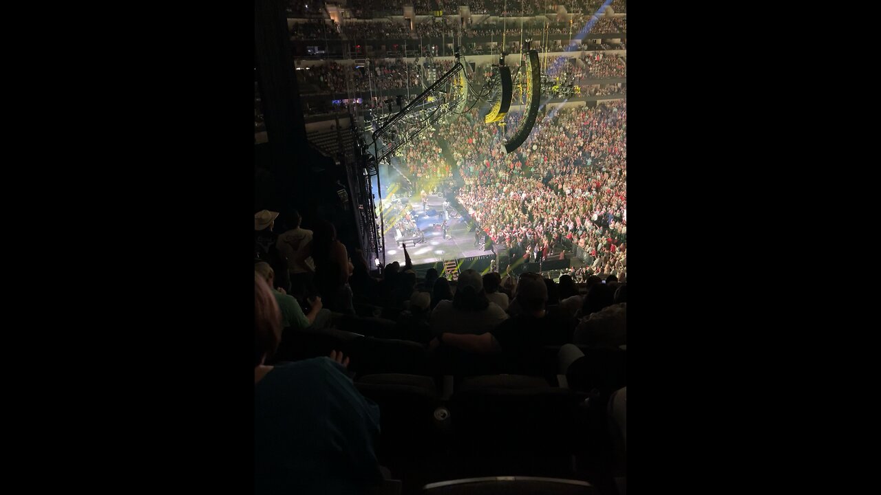 Alan Jackson sings “It’s 5 O’clock Somewhere” in Dallas on 2022 Farewell Tour