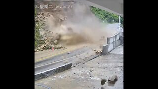 Camión cisterna se salva por centímetros de un derrumbe