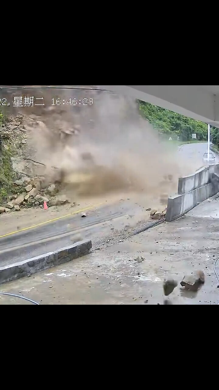 Camión cisterna se salva por centímetros de un derrumbe