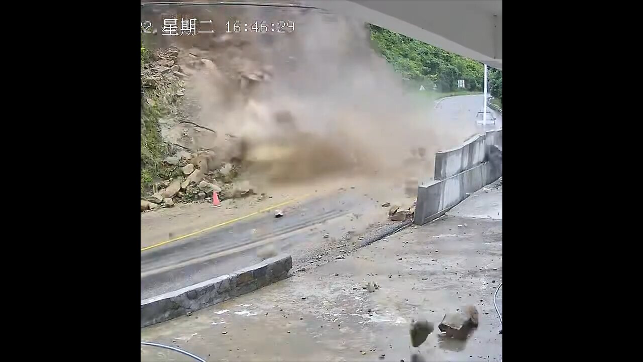 Camión cisterna se salva por centímetros de un derrumbe