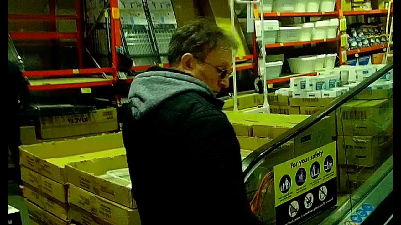 the communist Australian government using the citizens to let the target know he's on watch