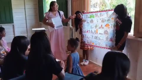 Brazil: Ezequias Ticuna teaching children with the Bible Story Cloth