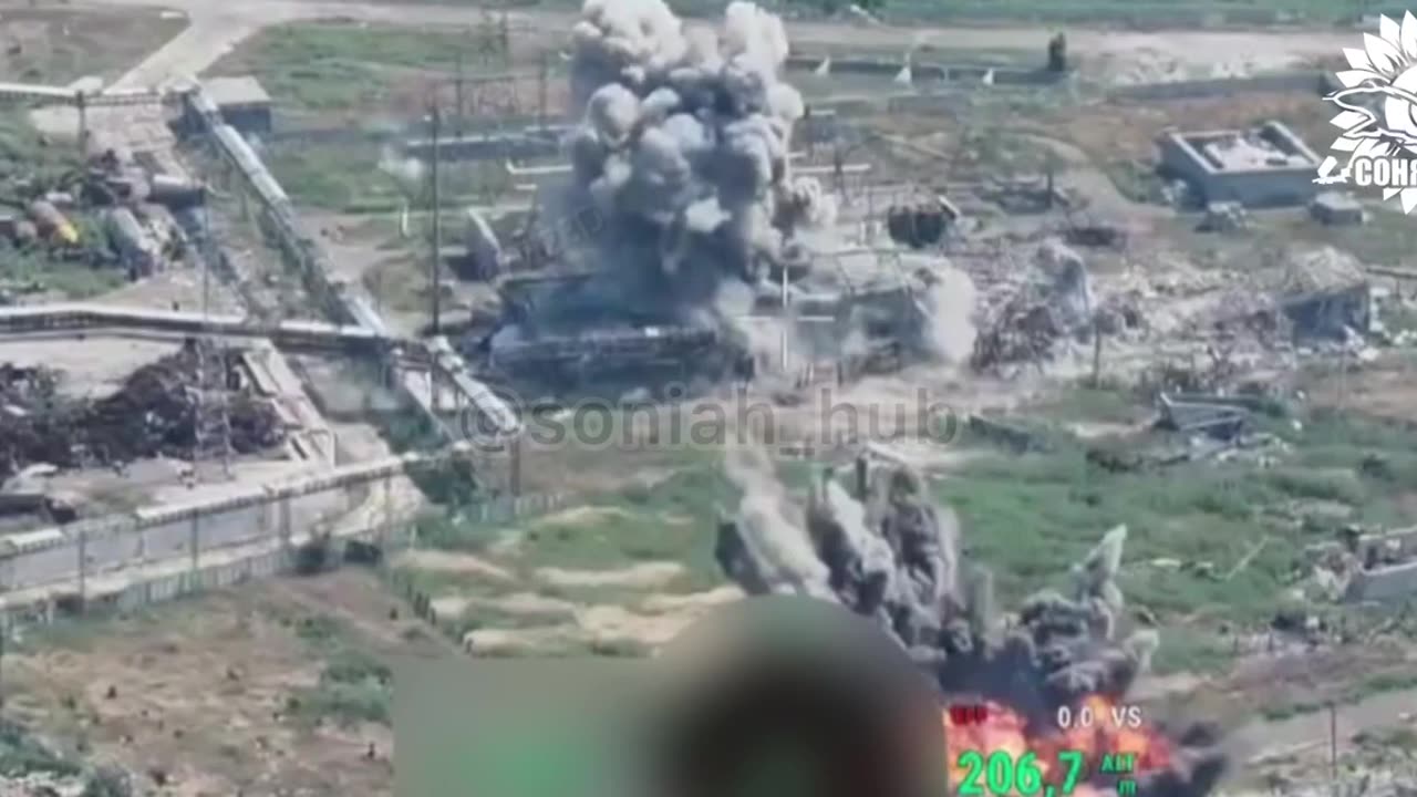 🇺🇦✈️💣 Ukrainian Su-27 covers the area of enemy infantry concentration with GBU-62 bombs