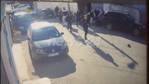 Pamje të dhunshme/ Shumë pranë shkollës, ja momenti nga përleshja e adoleshentëve në Shkodër