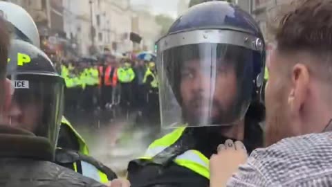 Keir Starmer's police beat up British patriots in London.