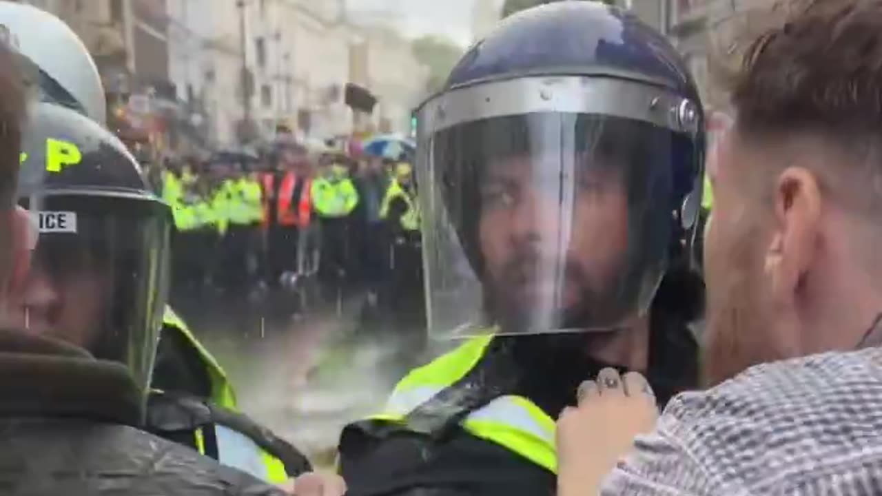 Keir Starmer's police beat up British patriots in London.