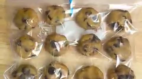 Amazing: Smart freezer storage technique for baked goods! #cookies #baking