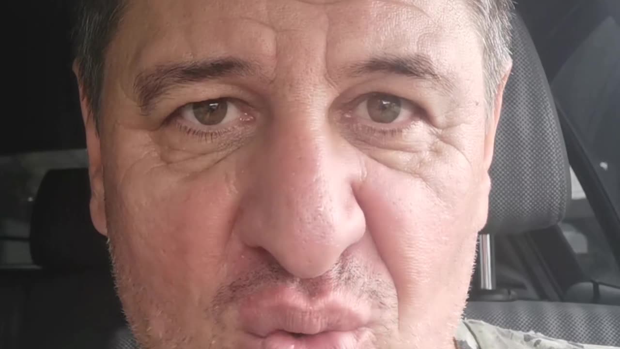De ce se complac?
