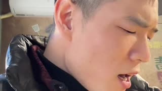 快过年啊看到视频赶紧还钱吧老爷们 当初站着把钱借出去，现在跪着也要不回来