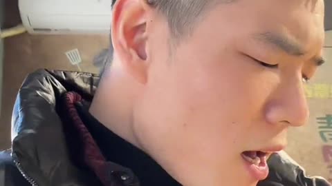 快过年啊看到视频赶紧还钱吧老爷们 当初站着把钱借出去，现在跪着也要不回来