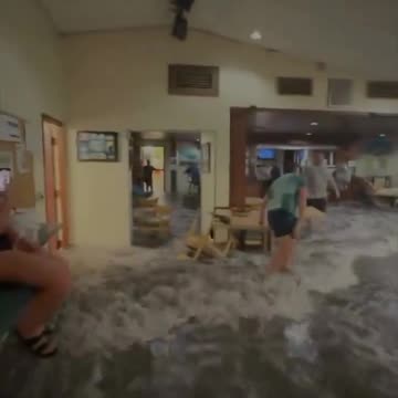 Huge waves causing chaos in Marshall Islands