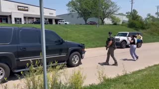 BREAKING: ICE raids Glenn Valley Foods in Omaha, bystanders attempt to stop