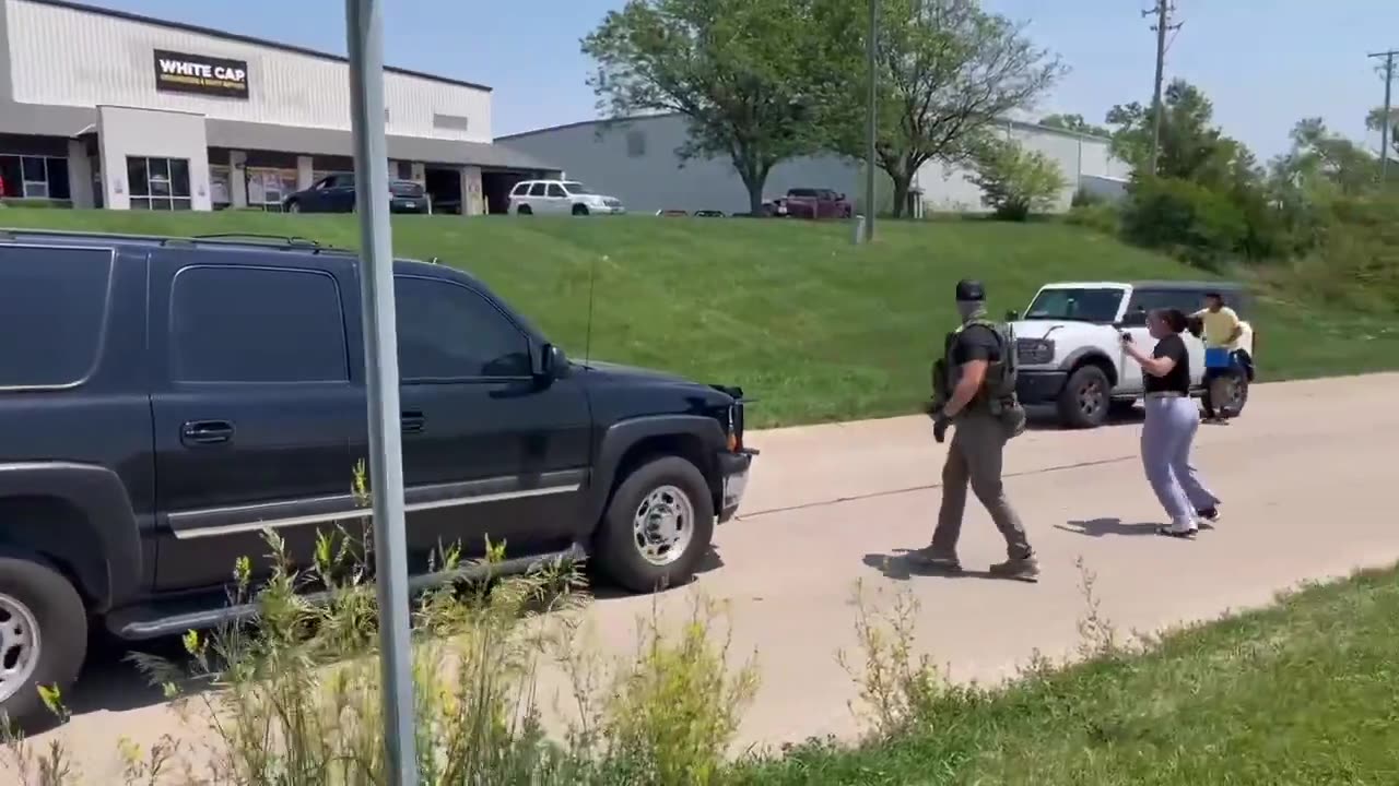 BREAKING: ICE raids Glenn Valley Foods in Omaha, bystanders attempt to stop