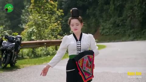 Watch Black Thai girl Ngoc Dan perform live instrumental music at Pha Din Pass PASS