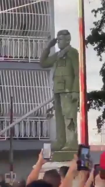 Venezuelans are removing dictatorship statues as Nicolas Maduro is in finally in CUSTODY!