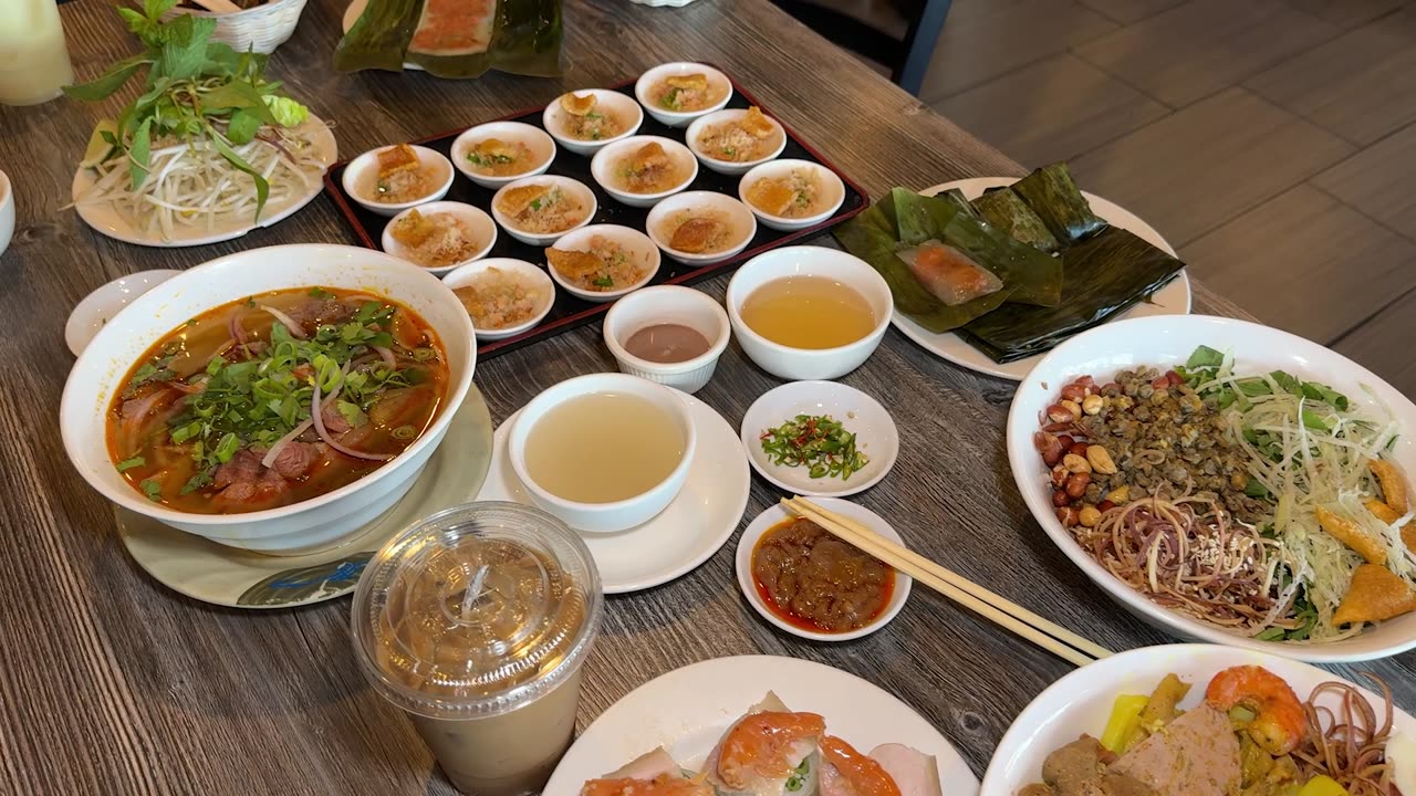 HUẾ ƠI - Giữ hương vị Huế chính gốc: Bún Bò Huế đậm đà, Bánh Bèo dẻo mềm, Nậm Lộc thơm ngon...