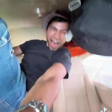 Passageiro se diverte com a gravidade