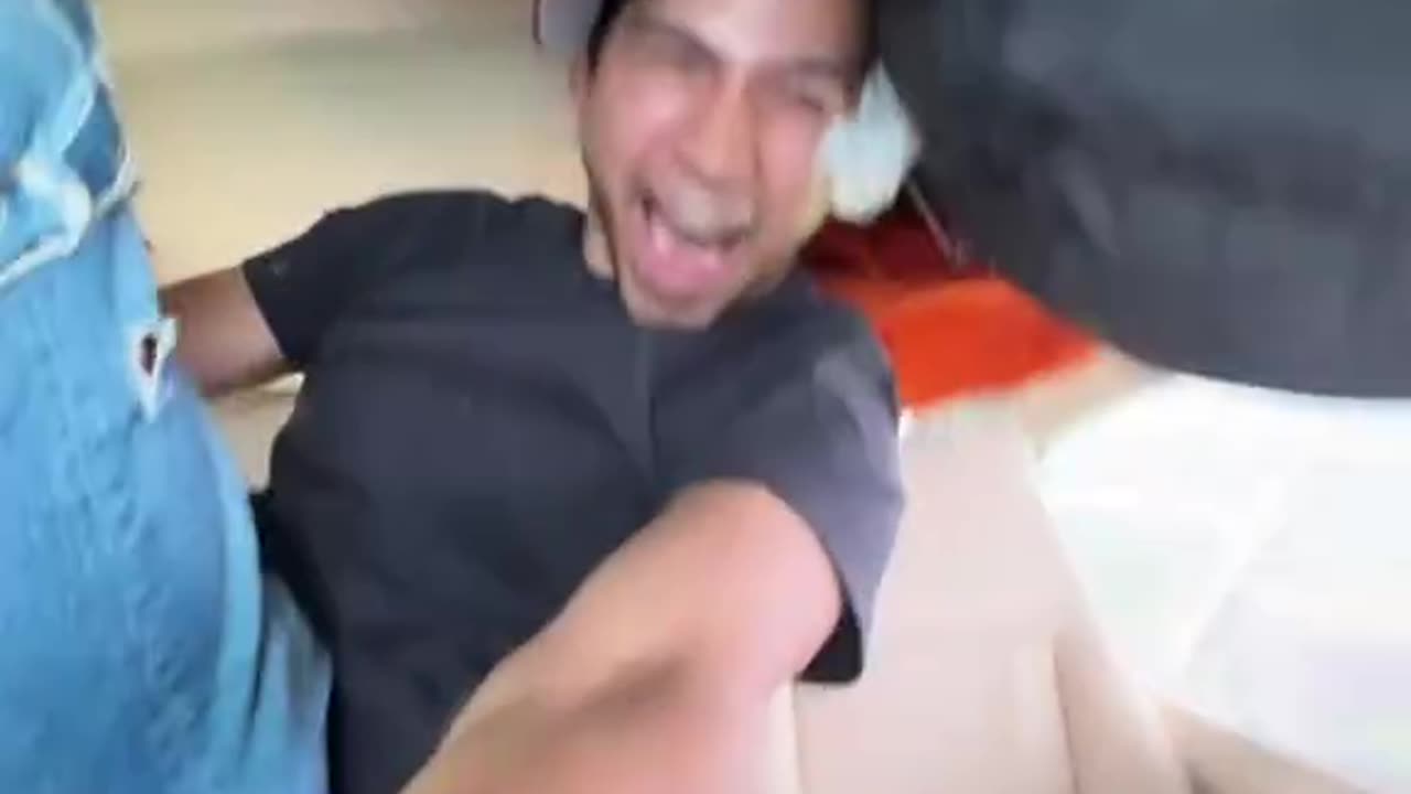 Passageiro se diverte com a gravidade