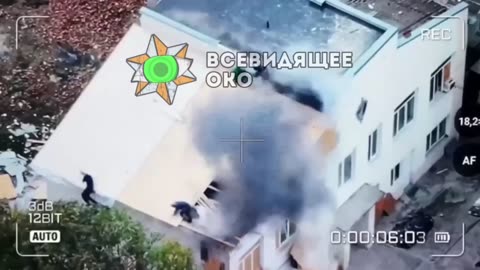 🤬 Russians used a drone in Kherson to hit an already damaged building while