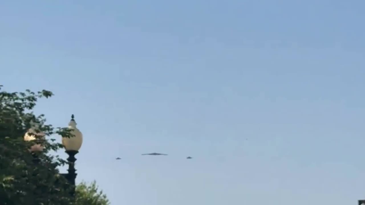 FLYING B2,F35,F32 White House and President Trump Watching