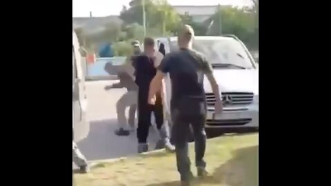 Ucraniano enfrenta a reclutadores y los hace huir en Rovno
			