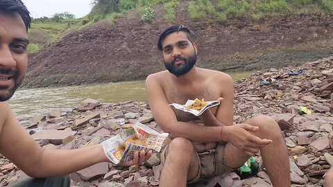 Having Hot KACHORI with Friends on a Picnic Place 😍🌧️