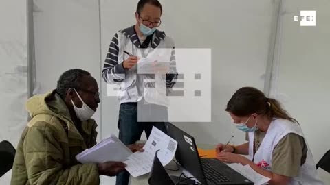 2.- Francia "vacuna" a los inmigrantes ilegales contra la COVID 19