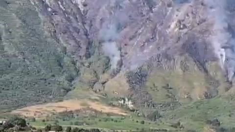 Zjarr në malin Vastak në Dukat, helikopteri vjen në ndihmë pas dështimit të ndërhyrjes nga toka