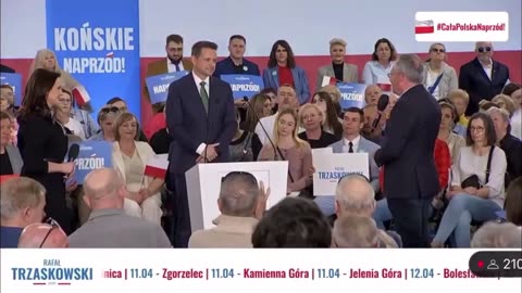 U Trzaskowskiego na wiecu chyba wiało Sienkiewiczowi w mikrofon😂
