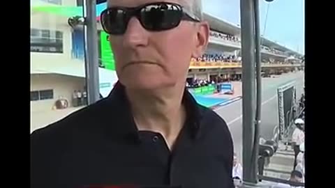 Tim Cook does the WORST checkered flag waving in the history of #formulaone #apple #f1