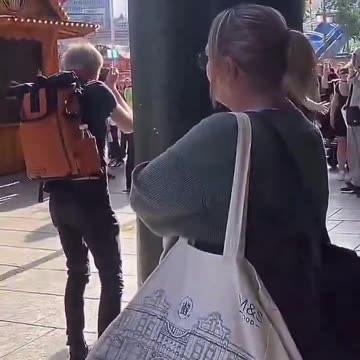 🇬🇧Brits chant as Police arrest a migrant on the streets of the UK