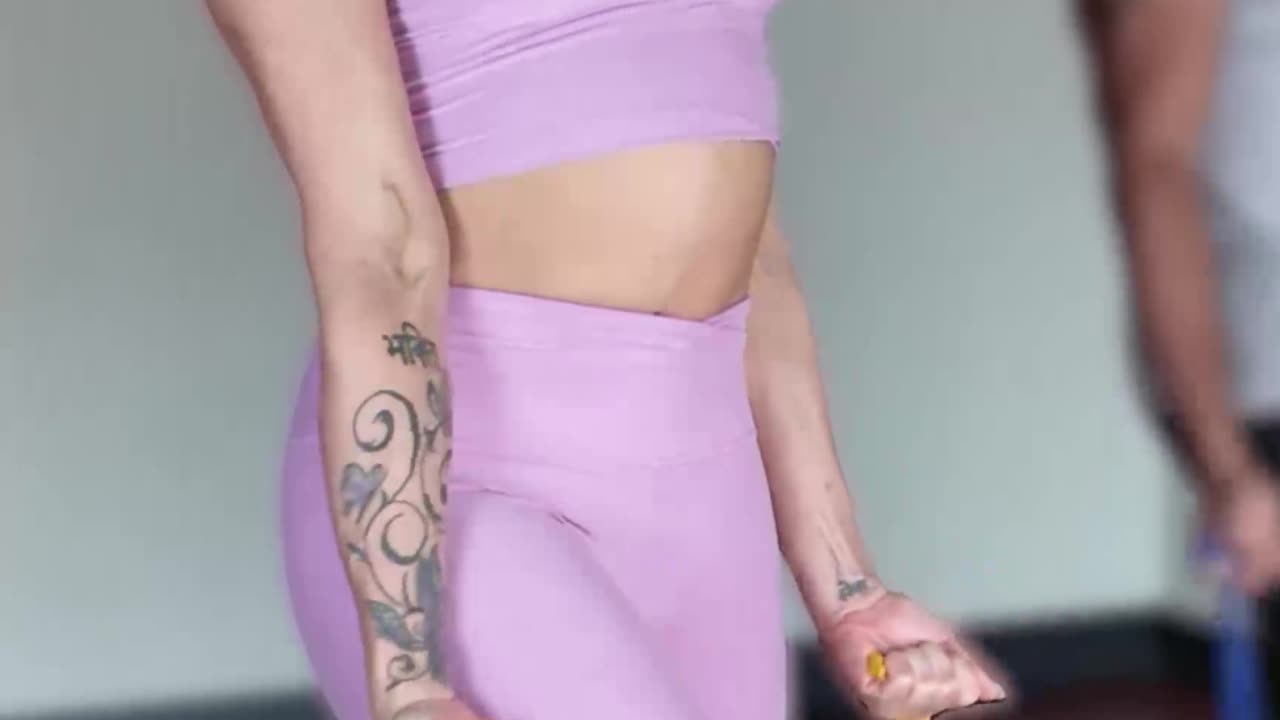 ARM CURL ON ONE LEG
