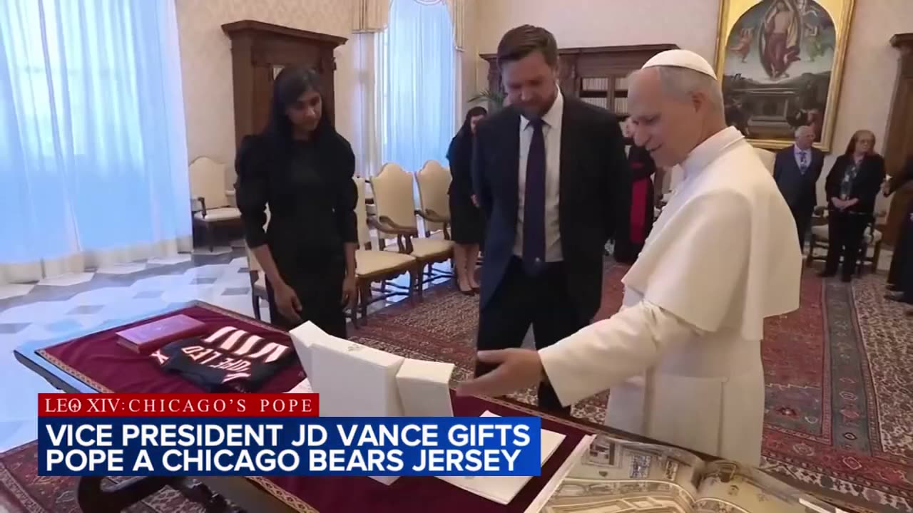 Il vicepresidente USA JD Vance regala a Papa Leone XIV Robert Francis Riggitano una maglia personalizzata dei Chicago Bears squadra di football americano della città di cui è originario il 9°sovrano dello Stato Vaticano eletto al conclave DOCUMENTARIO