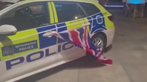 BREAKING: Thousands of flags were raised across Central London...