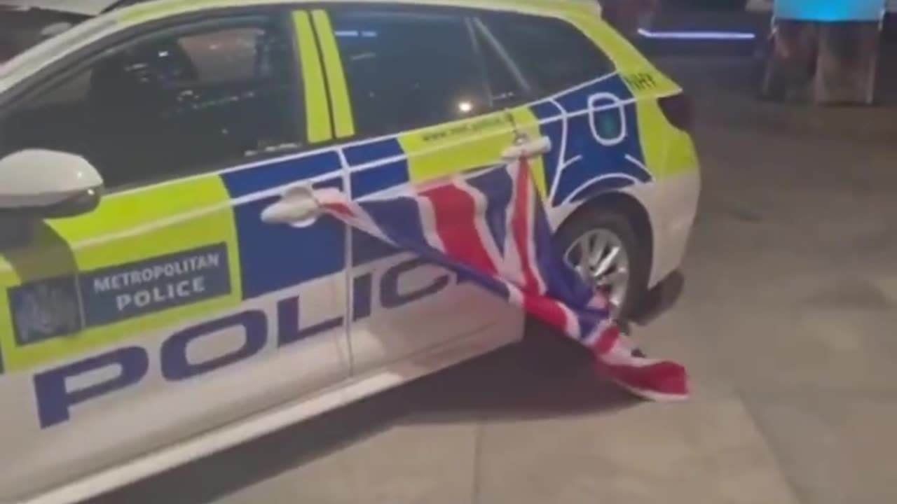 BREAKING: Thousands of flags were raised across Central London...