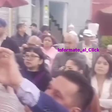 Assista a este vídeo com cuidado: é evidente como essa mulher presumivelmente coordena com o assassino, jogando sinais com os olhos segundos antes do ataque @MiguelUribeT.