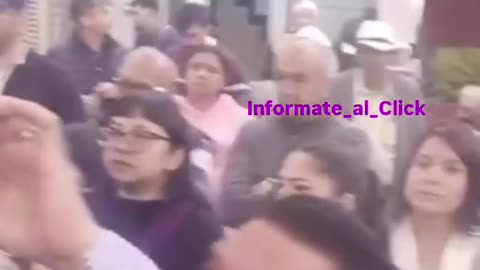 Assista a este vídeo com cuidado: é evidente como essa mulher presumivelmente coordena com o assassino, jogando sinais com os olhos segundos antes do ataque @MiguelUribeT.