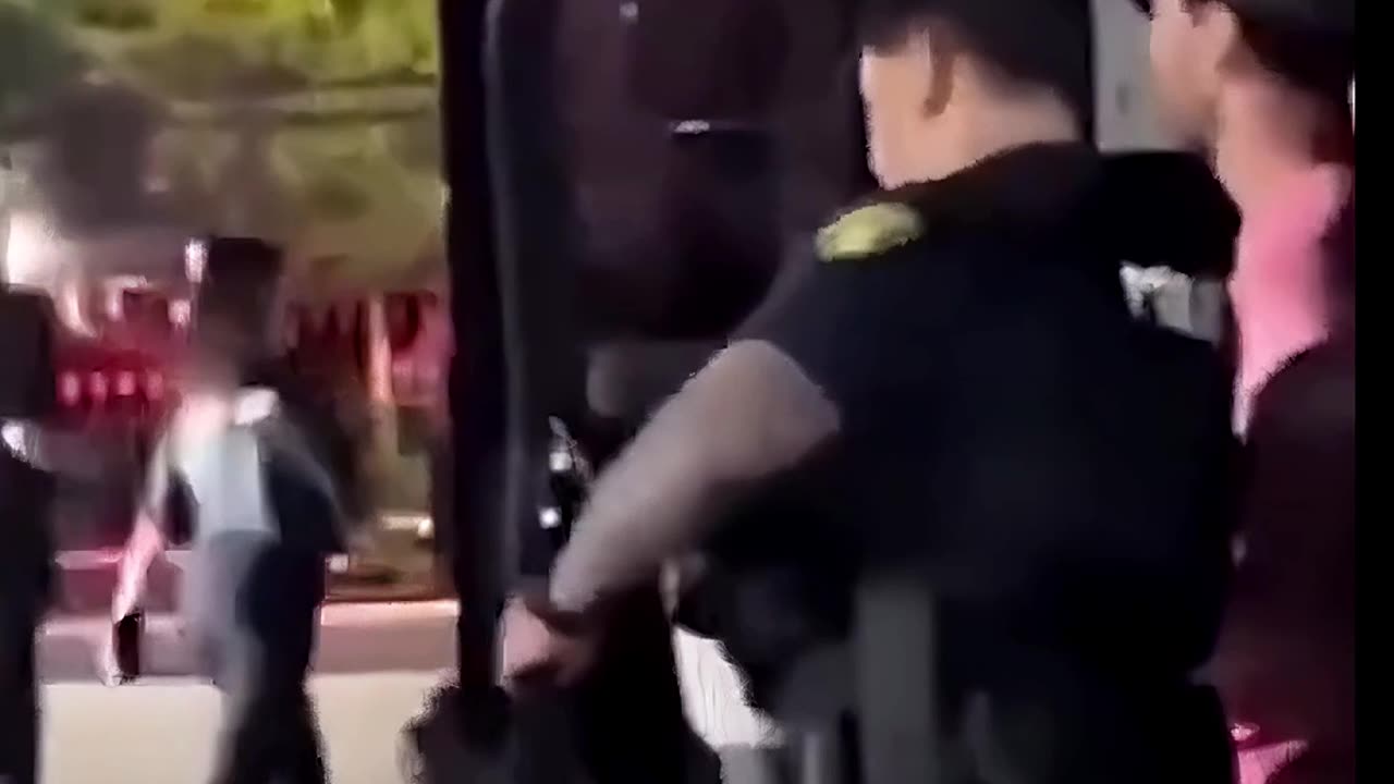 🚨¡UN POLICÍA DETIENE A MESSI PARA UNA SELFIE!📸 EL ÍDOLO RESPONDE CON UN GESTO INOLVIDABLE🇺🇸⚽