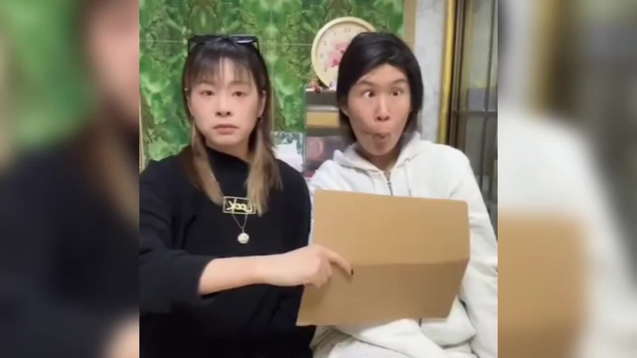 Funny video - two funniest girls right now
