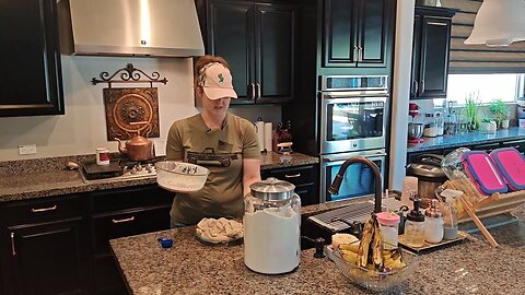 how to feed your #sourdough #starter
